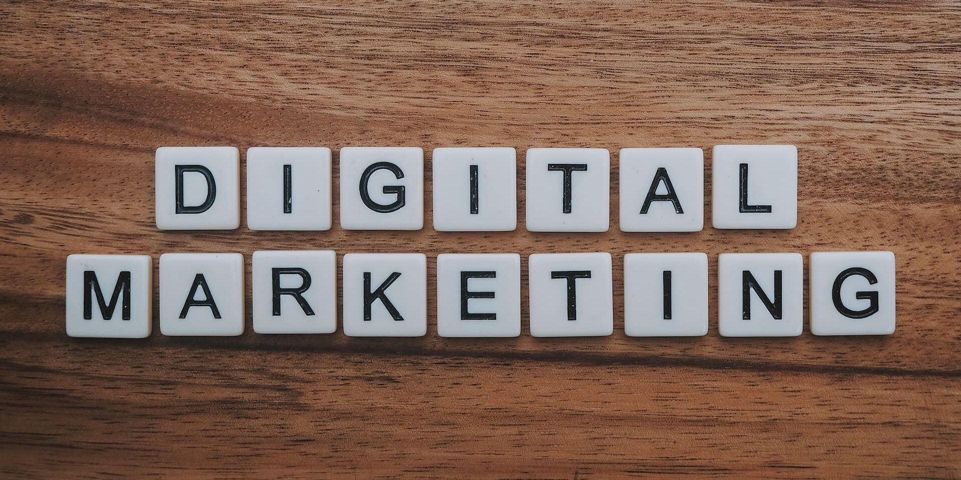 digital marketing in scrabble stenen geschreven
